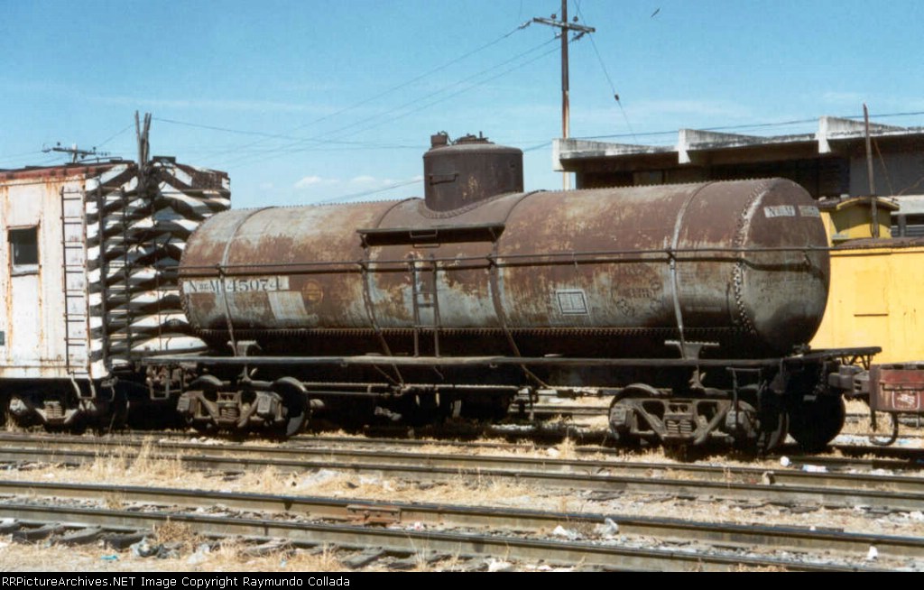 NDEM 45074 in a MOW train