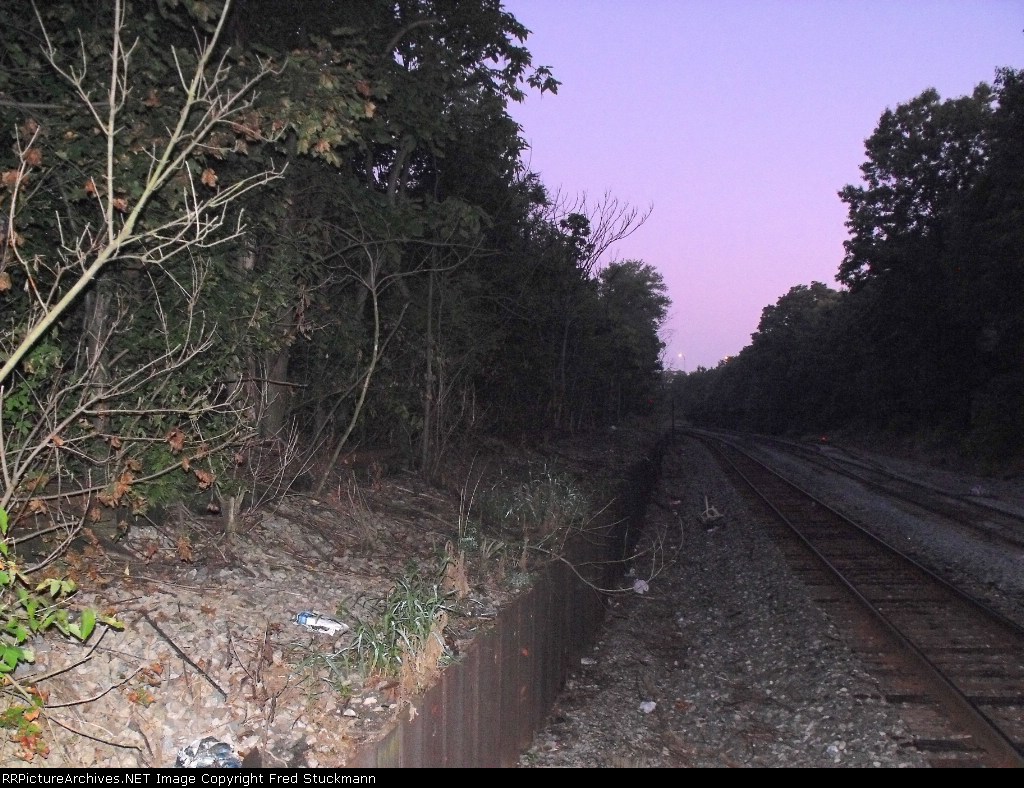 CSX crews can look right over at the EL here.