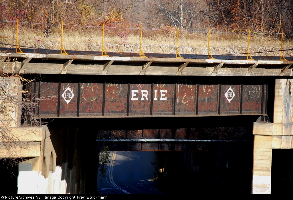 Oxydation reveals an even older paint scheme.