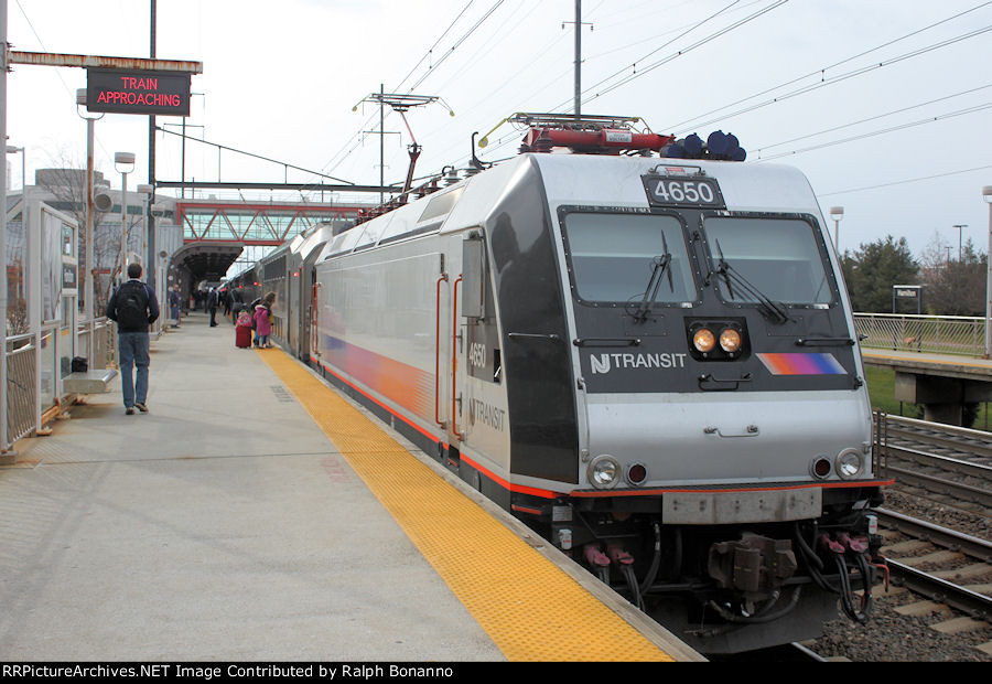 NJT ALP-46A pauses to pick up some of the multitudes of travelers NY City bound