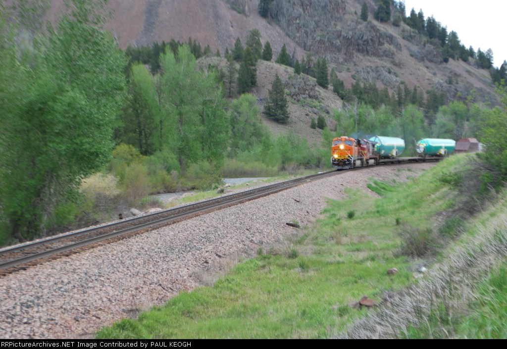 BNSF 7275  makes the turn south towards Garrison, Mt. as she pulls B-737 airframes out of Wichita, Ks.