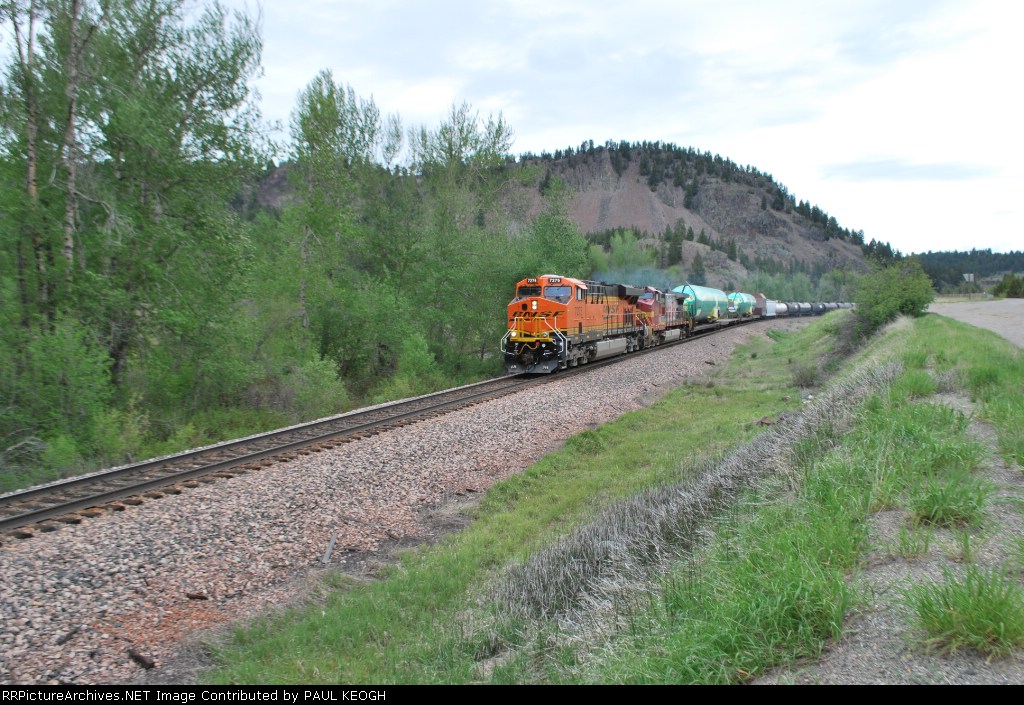 BNSF 7275 a ES44DC rolls south with B-737 airframes bound for Boeing Renton Facility to be assembled.