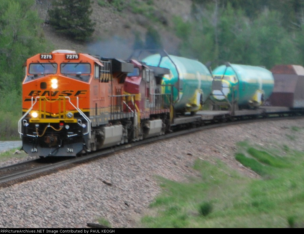 BNSF 7275 close up with two B-737 airframes behind her.