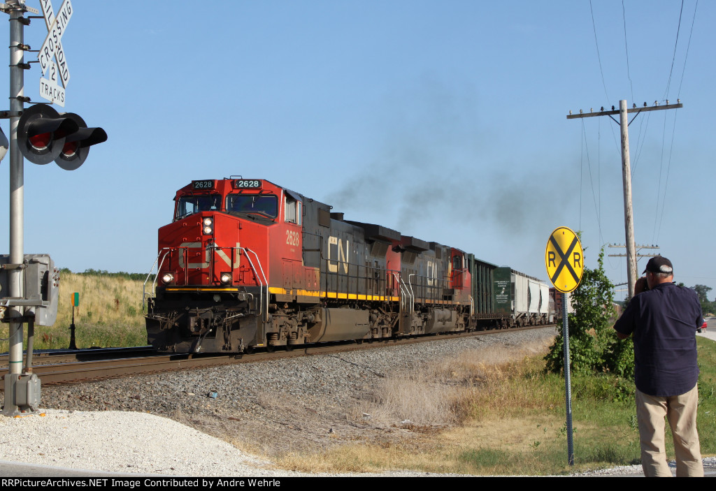 A pair of Dash 9s with a northbound