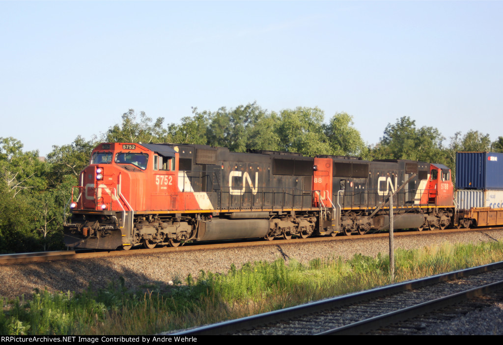 CN 5752 and a sister haul an early morning southbound intermodal