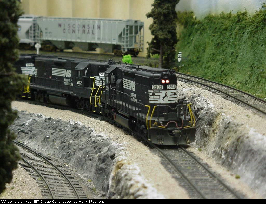 NS time freight 336 heads toward Columbus Yard as it nears the south end of Muscogee Jct.  The SD40-2 is a highly reworked blue box Athearn unit from the late 80s.