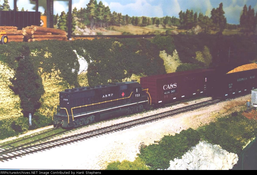 AWP GP40-2 #733 works some Georgia Road chip cars on the interchange at Opelika, AL