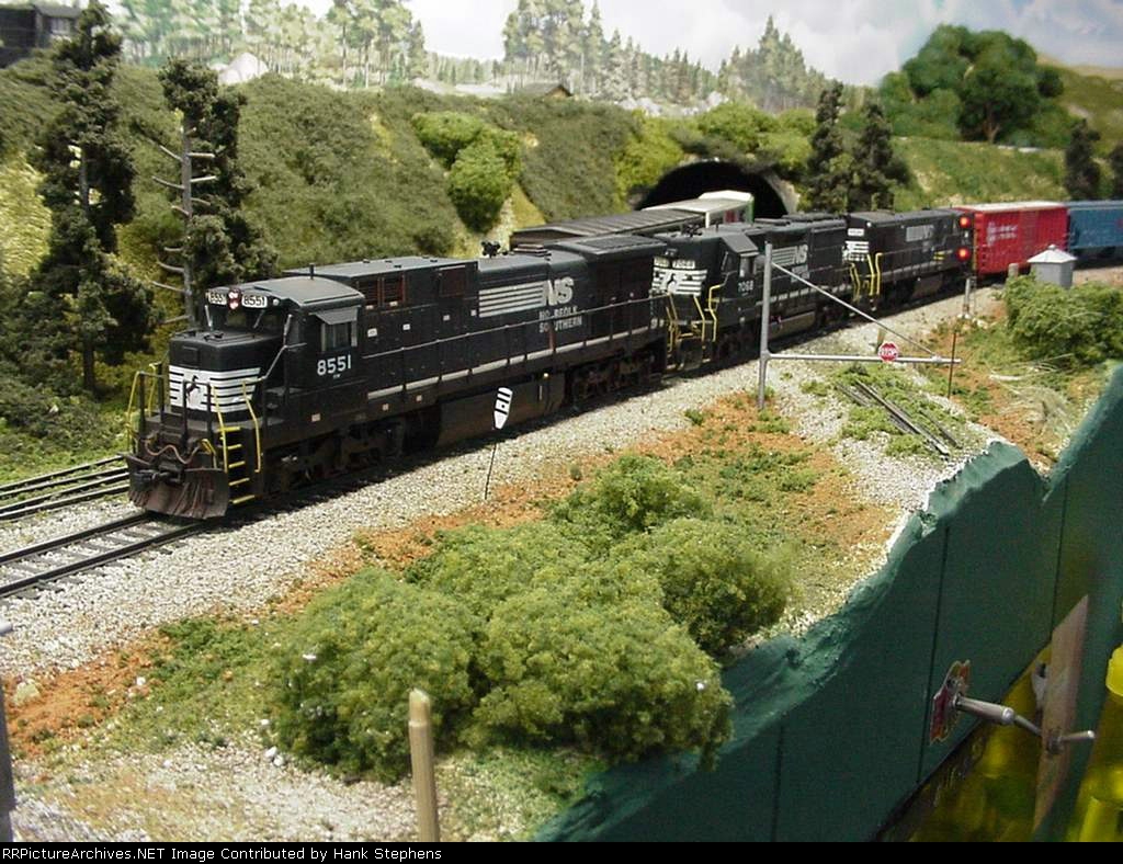 NS 336 works past the remains of the CHV interchange in Bleeker, AL with a C39-8 in charge.