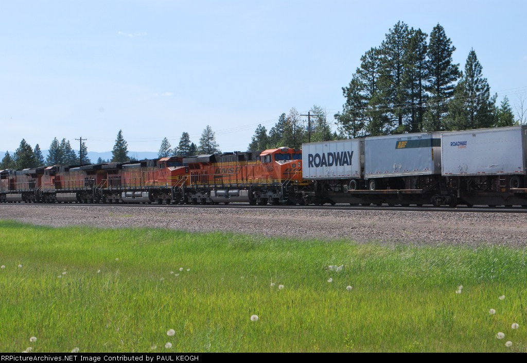 BNSF 7325 rolls west as a #4 unit on a westbound Z.