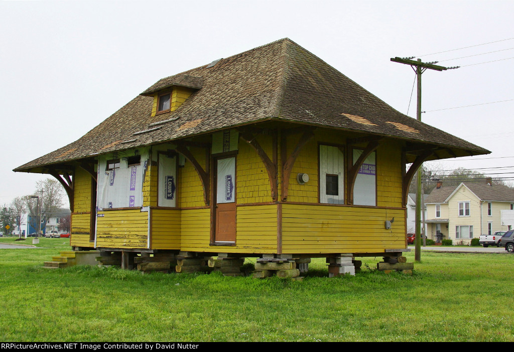 Rear right side of abandoned old station