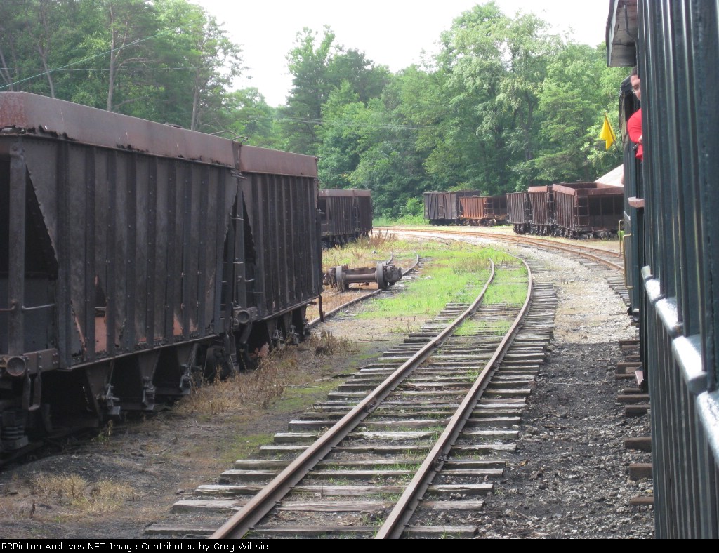 Looking into the yard from the traij