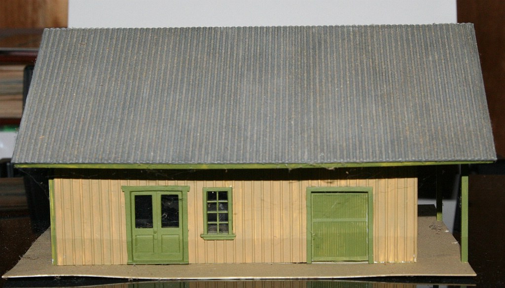 Attempt at scratchbuilding the depot west (back) side