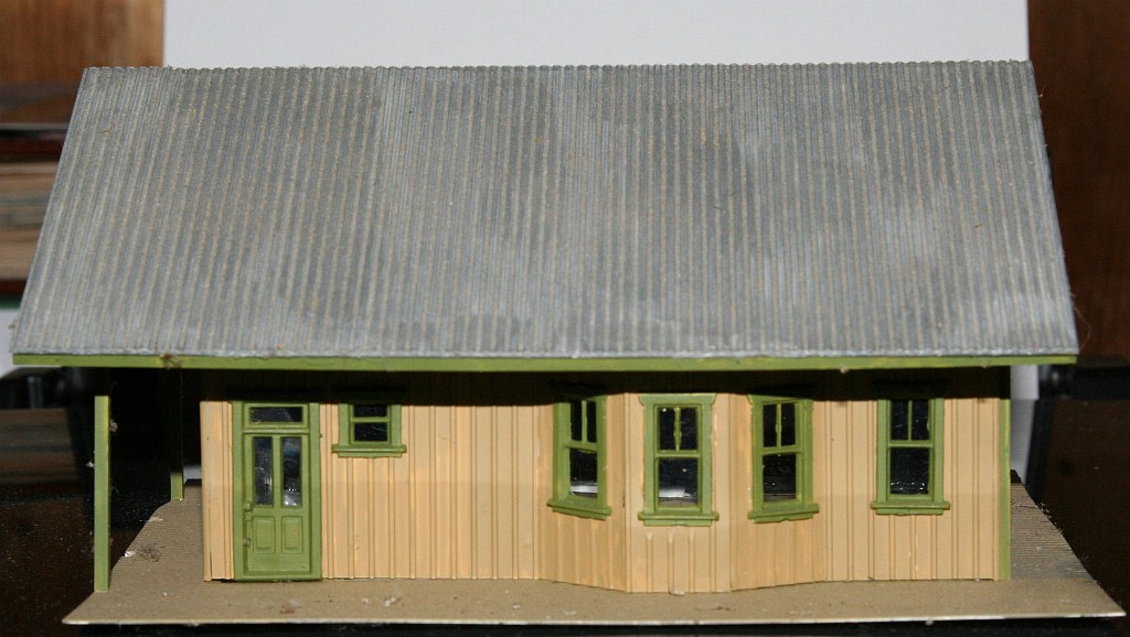 Attempt at scratchbuilding the depot