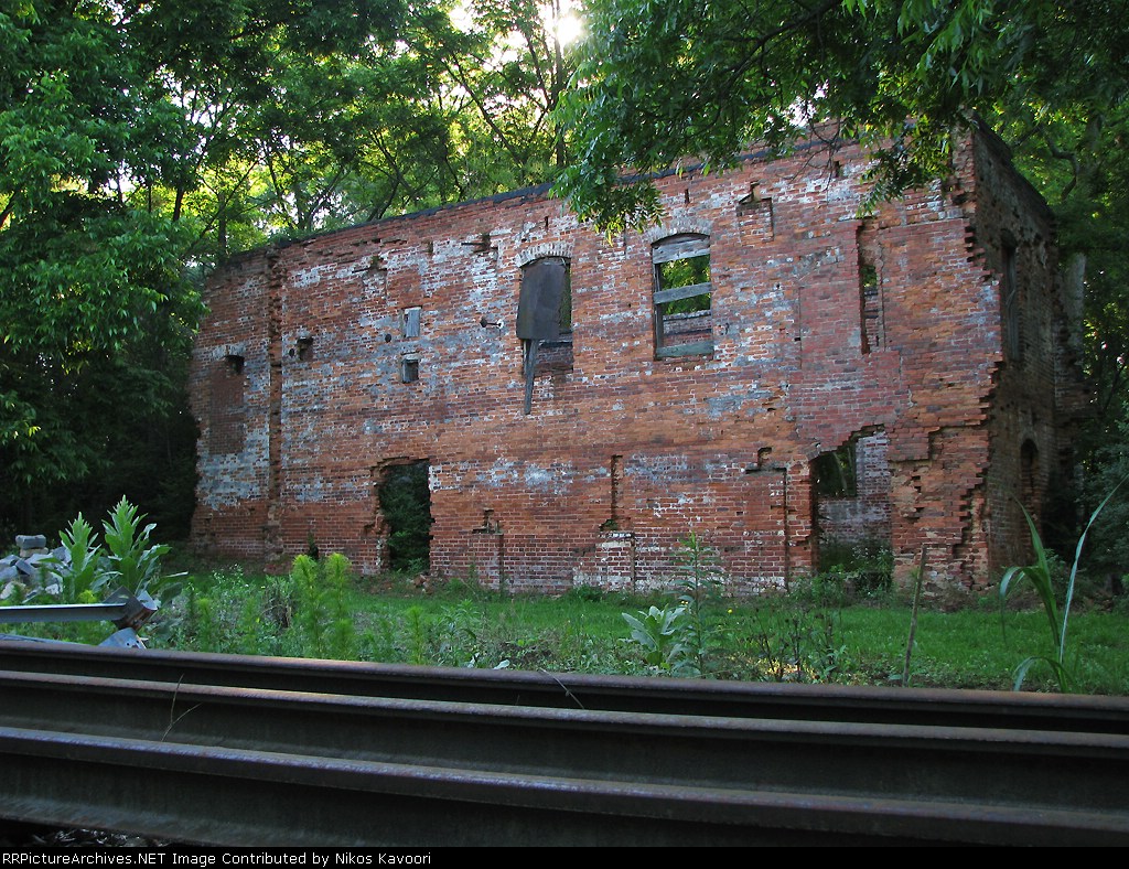 Old abandoned building by the tracks 