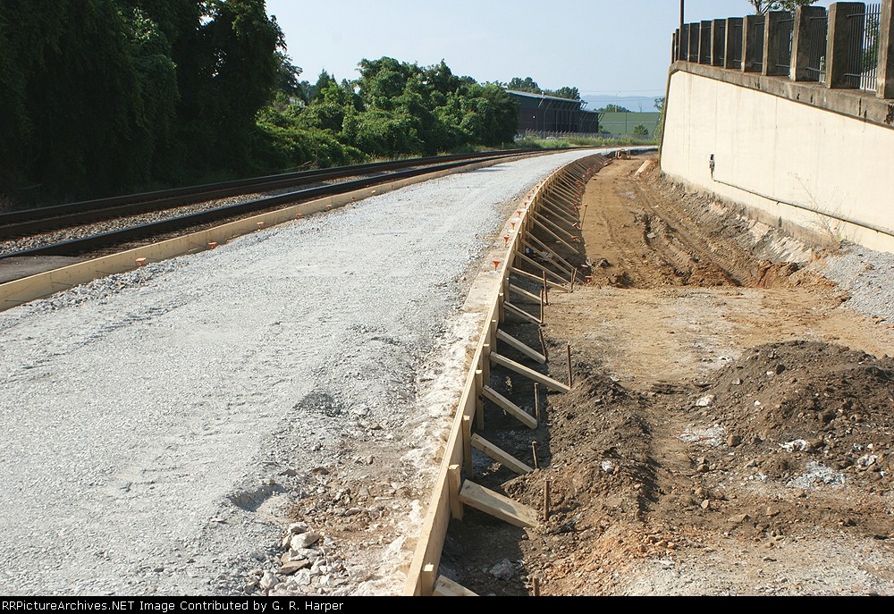 At the south end of the Kemper Street station platform looking north