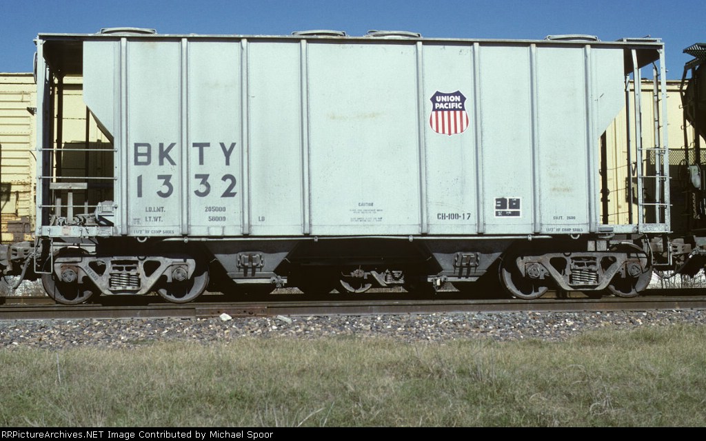 MKT PS2 1332 at former MP yard in 1996