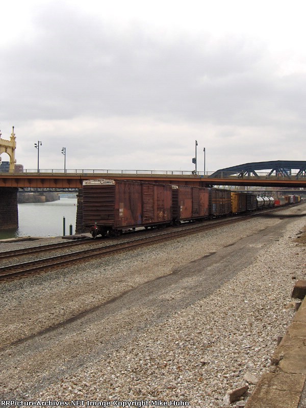 Rusty ol boxcars bring up Q641's markers