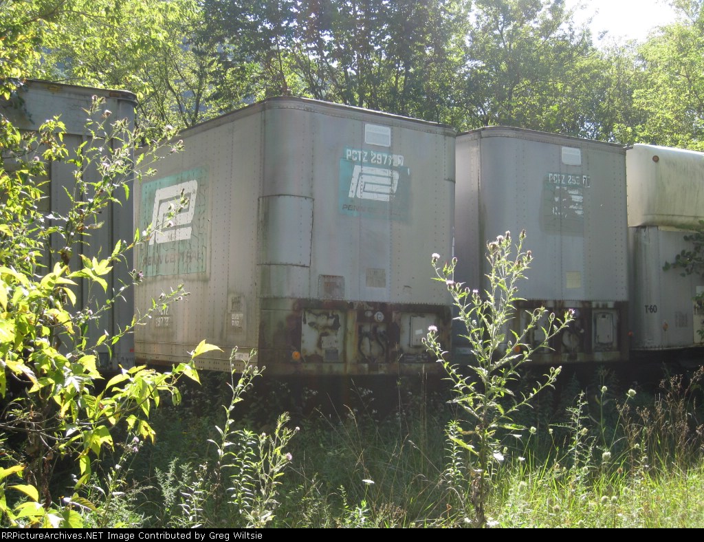 Old Penn Central trailers PCTZ 297727 and 293379 - 30 some odd years after the bankruptcy