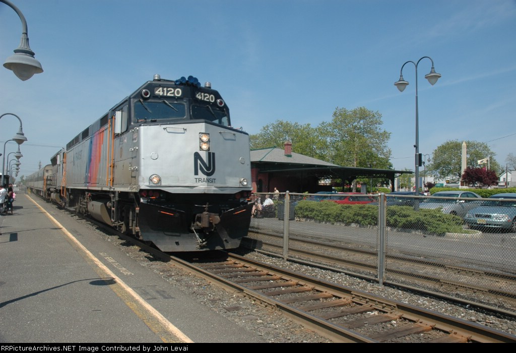 A fuel mvt let by an F40PH-2CAT