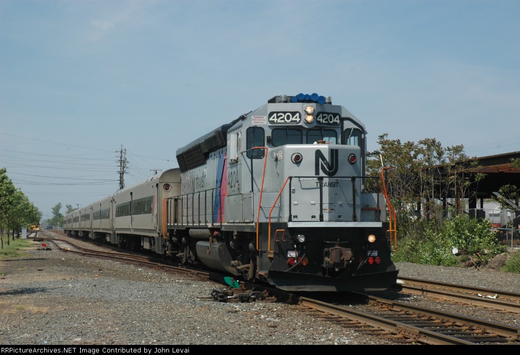 GP40PH-2 on a westbound shuttle