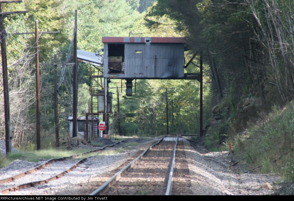 Loadout astride the main and siding