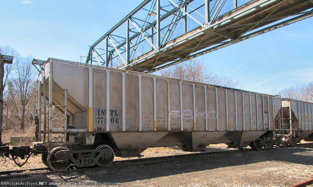 INTX 7706 (ex-PTLX 34588) under the footbridge