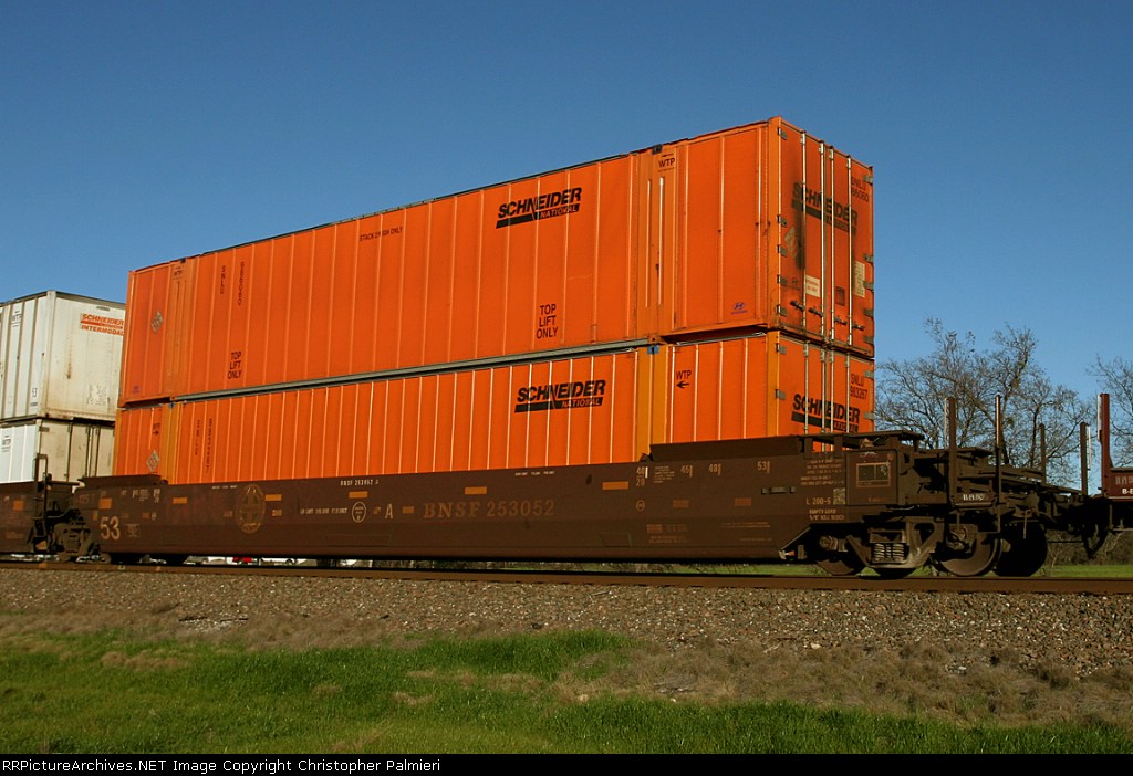 BNSF 253052 A loaded with SNLU 986060 (top) and SNLU 983267 (bottom)