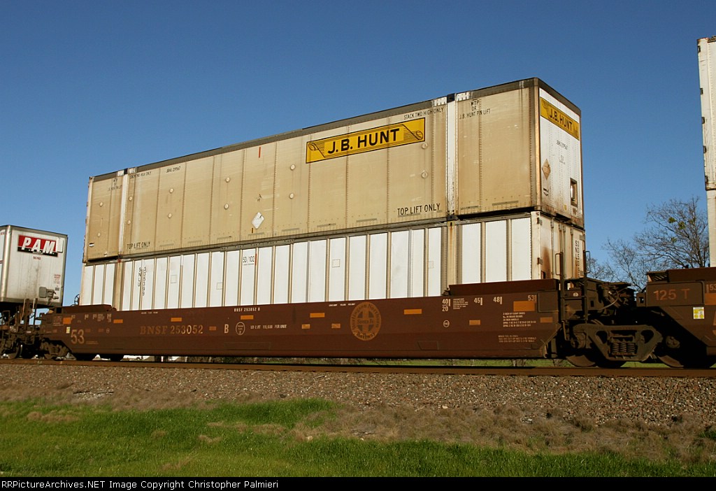 BNSF 253052 B loaded with JBHU 219567 (top) and SNLU 335399 (bottom)