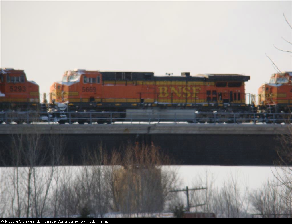 BNSF 5669