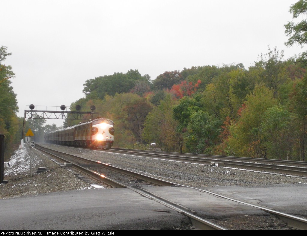 NS Business Train Passes Under Signal Bridge at the Brickyard