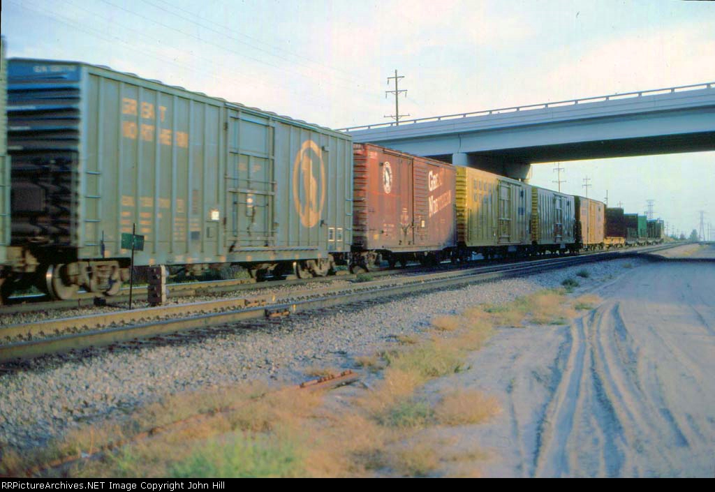 1017-17 Westbound BN freight at Coon Creek
