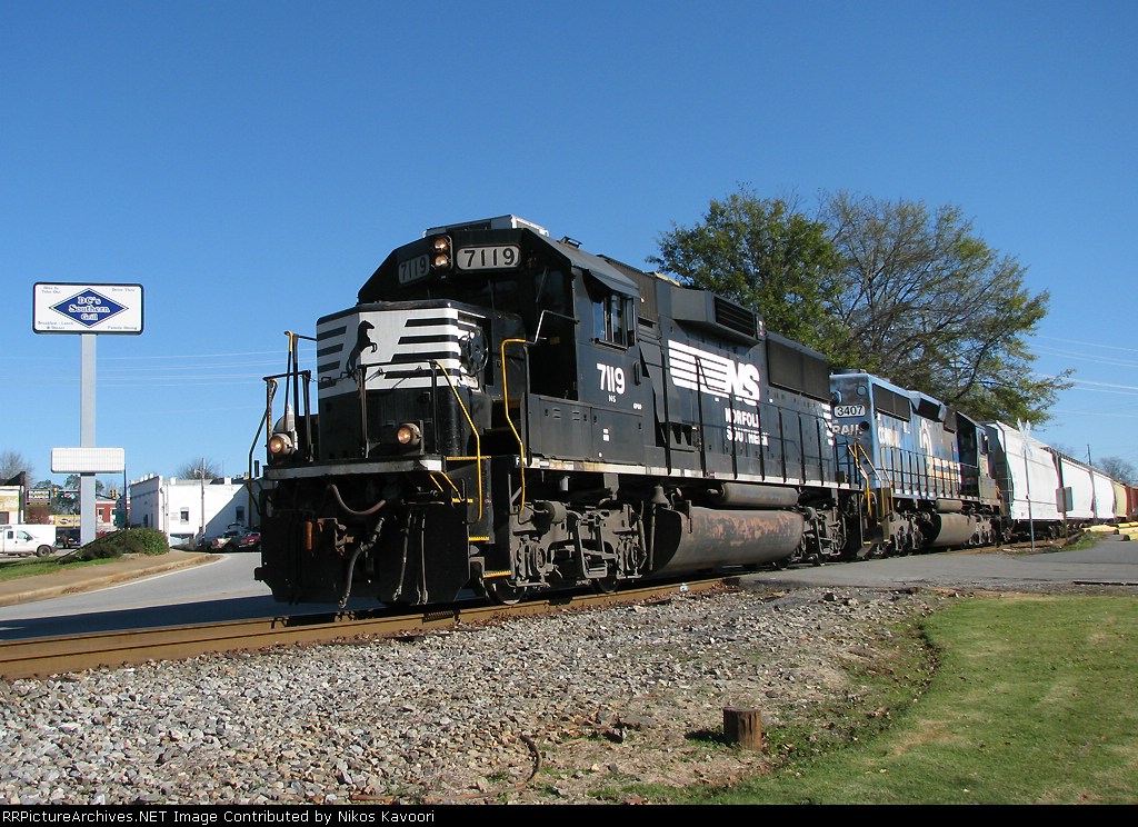 NS G07 rolls through downtown Monticello
