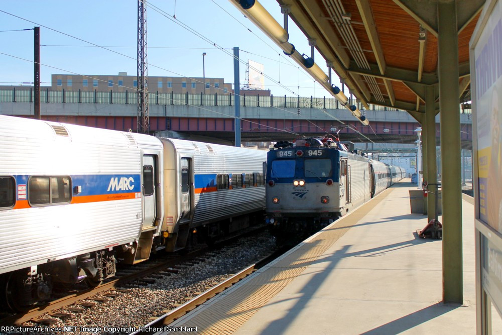 Amtrack Regional AEM-7 Arriving at Baltimore