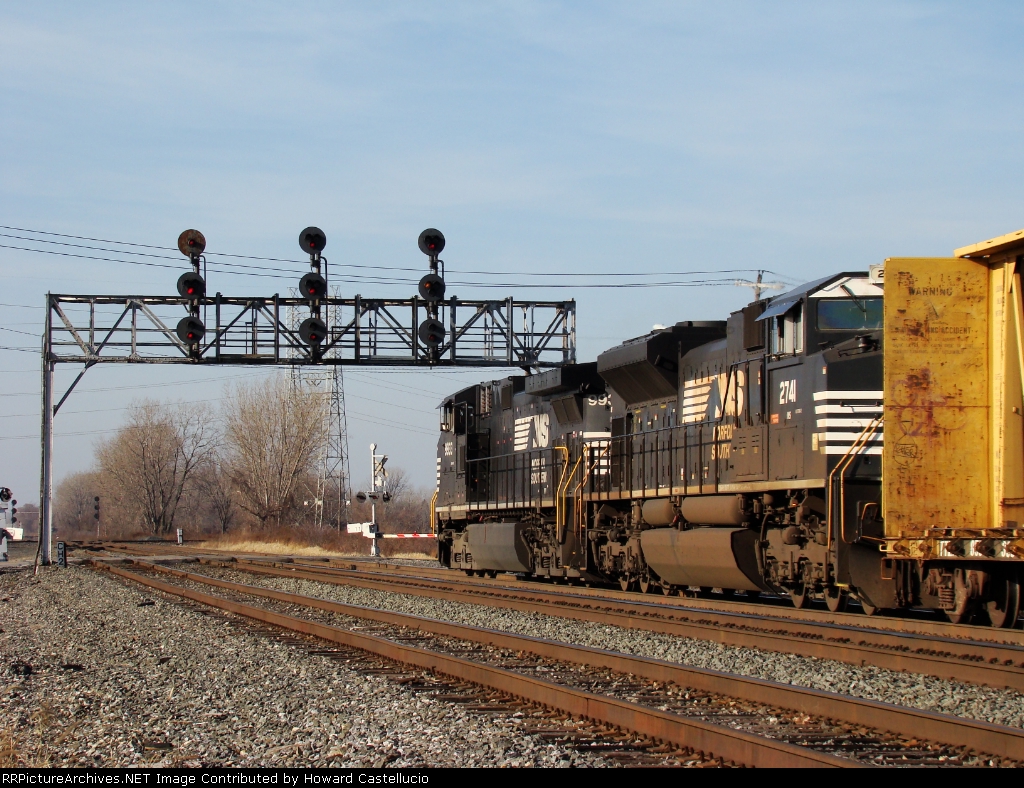 9933 getting ready to knock down the signal at Vickers