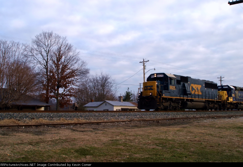 CSXT 8625 leads CSX Q275 south