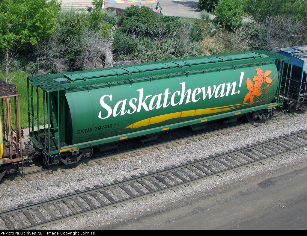 090803010 SKNX 397418 on eastbound BNSF freight at St. Anthony Jct.