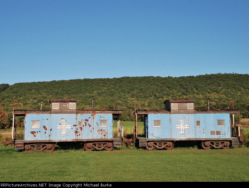 Boston & Maine Cabooses #458 & 482