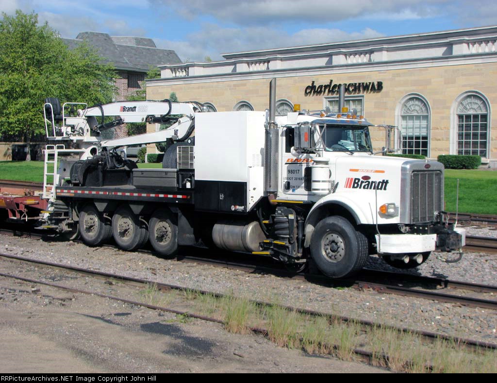 100908009 BNSF 98017 pulling work train of MofW flatcars