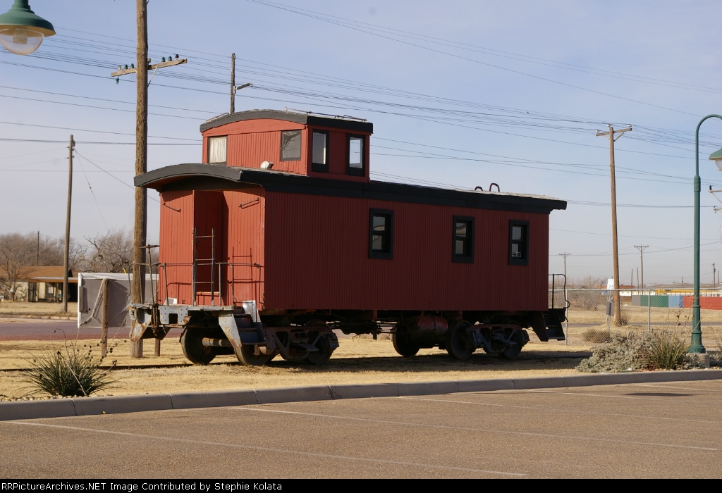 ATSF WOODEN CABOOSE AT SLATON STATION