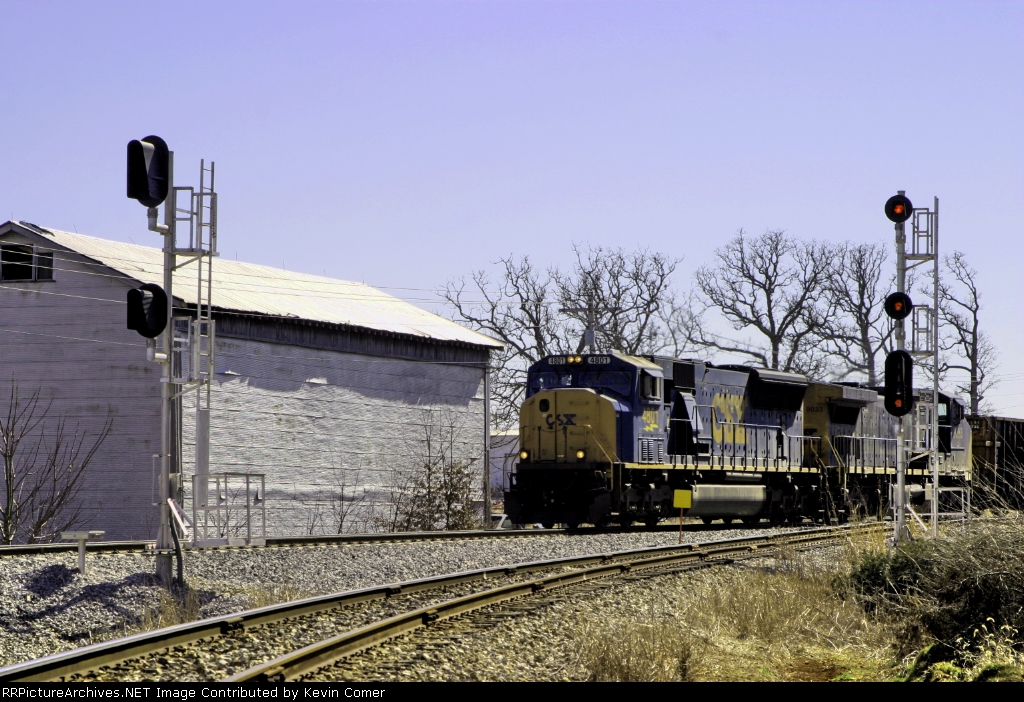 Q534 passes the signal for 'Sanderson' wye just south of the yard at 1:25pm 3/6/2010