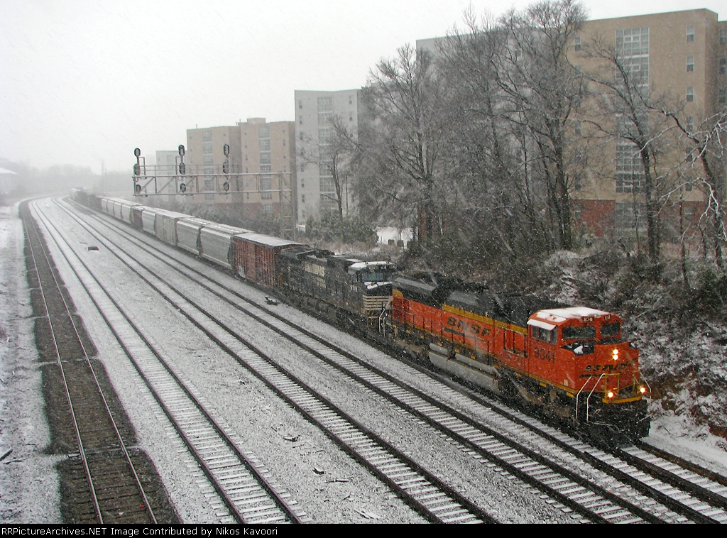 BNSF SD70ACe with a NB manifest passes King Plow