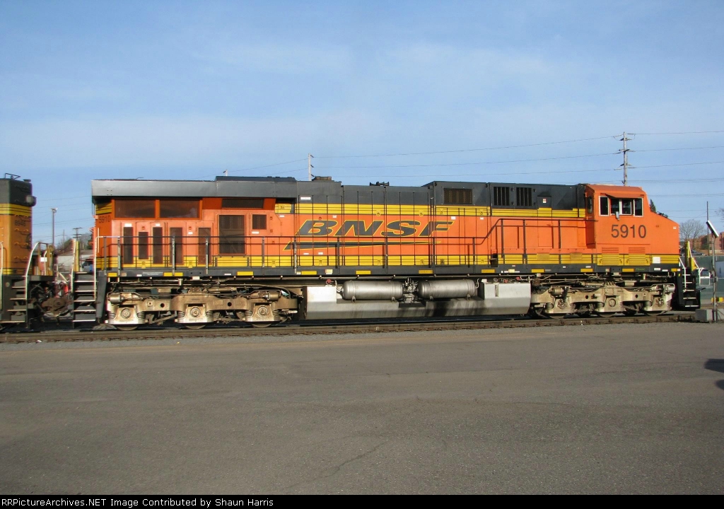BNSF5910 ES44AC