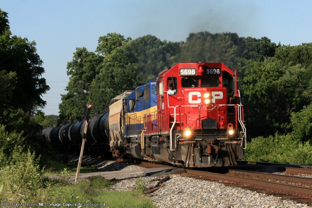 CP 5698 and CSX train K495