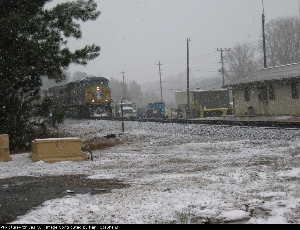 Q615 shoves back by the agency and MofW staging area at LaGrange, GA