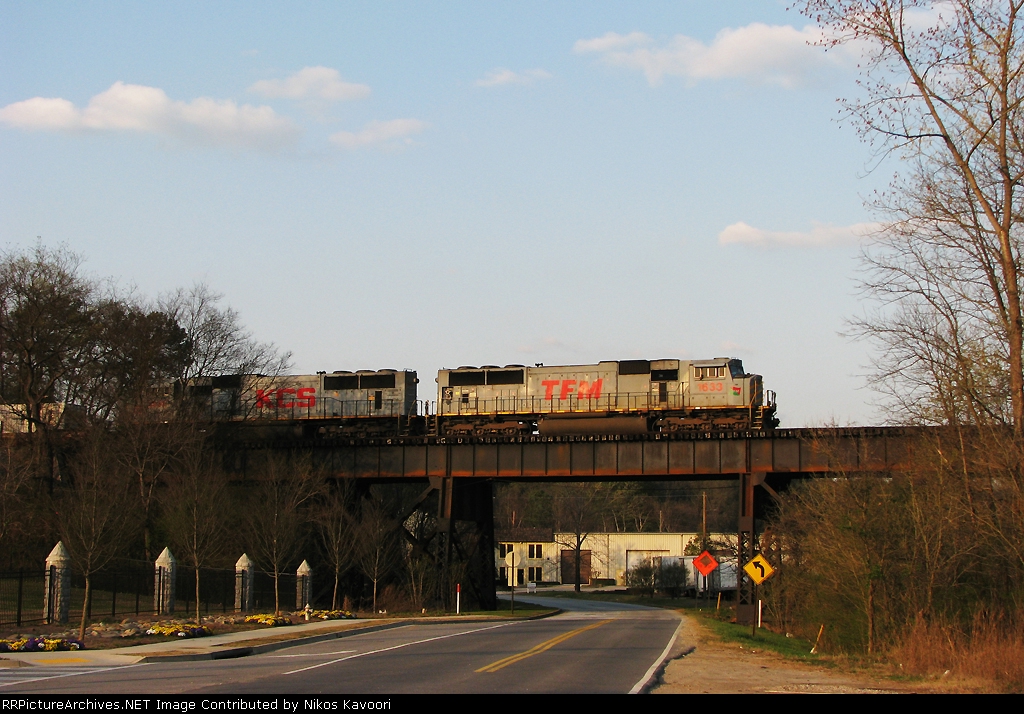 NS 220 with a TFM leader crosses the Chattahoocee River bridge