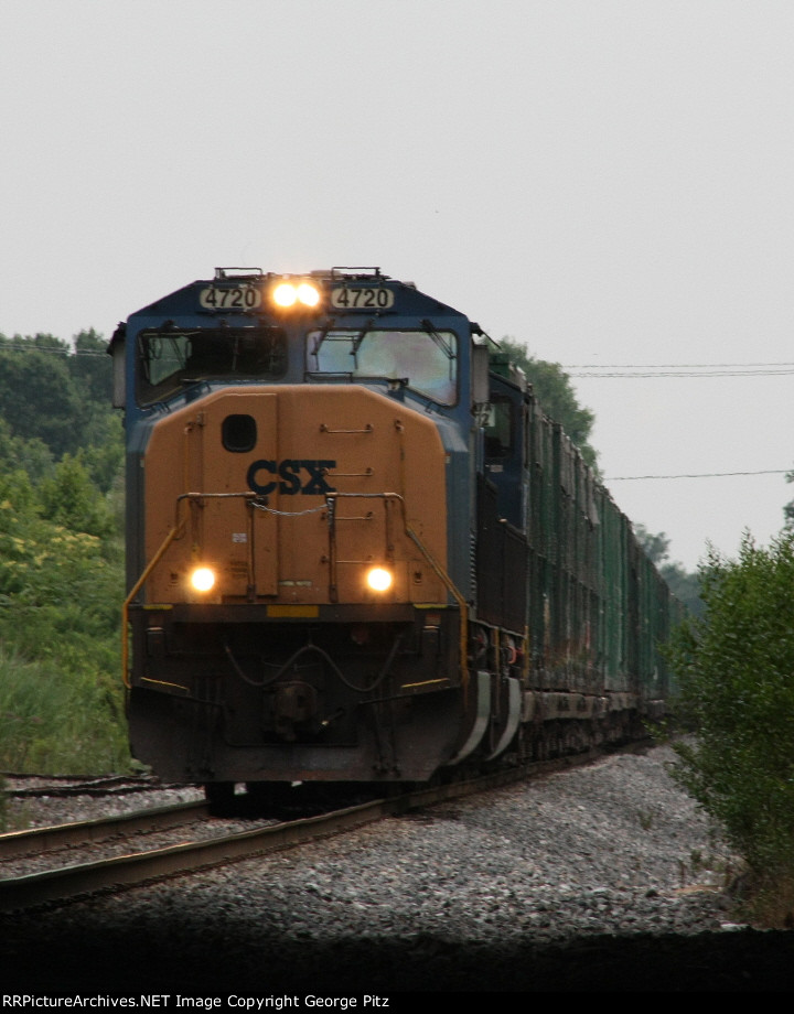 CSX 4720 and train Q703