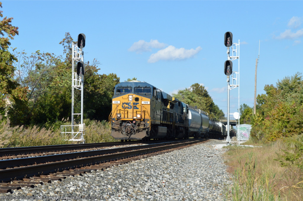 CSX 705 and train Q405