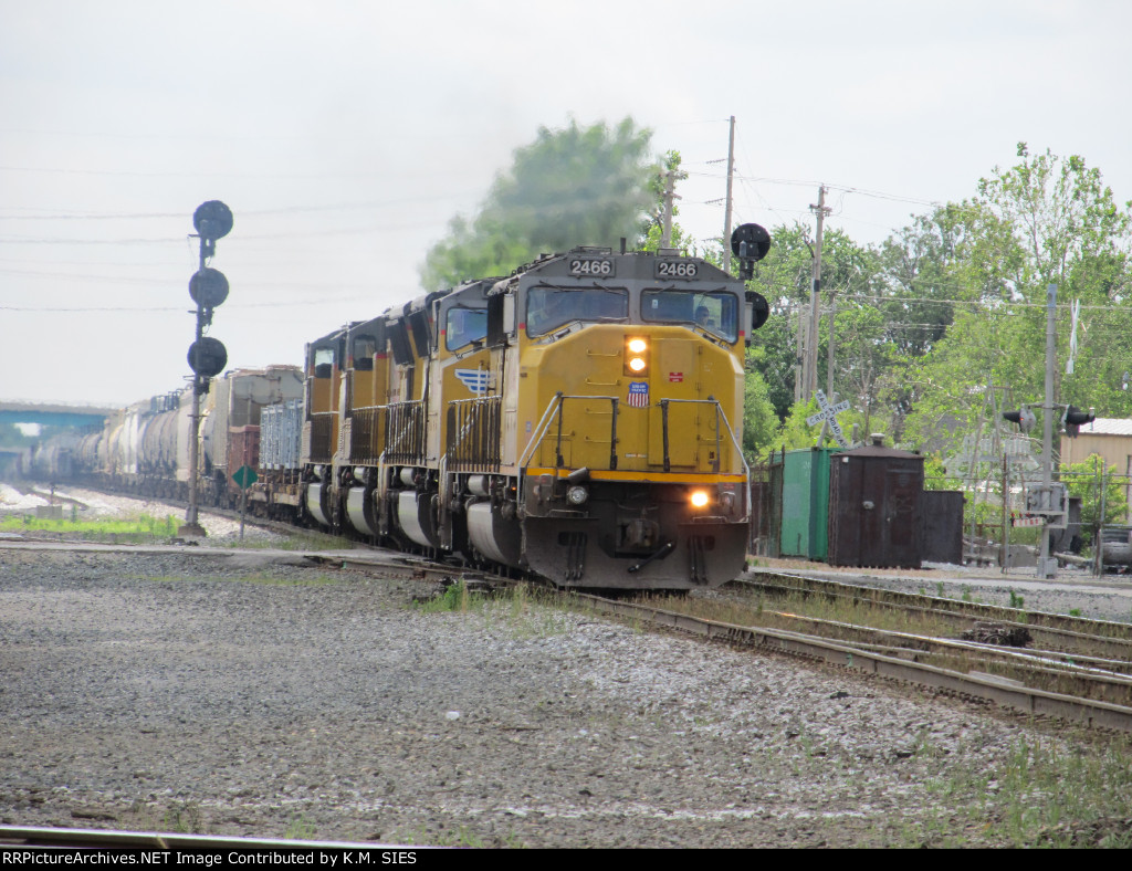 UP 2466 leads CSXT Q374