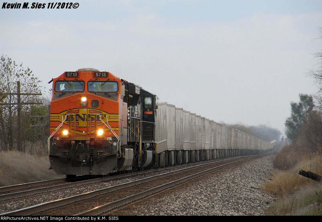 BNSF 5713 leads NS 255
