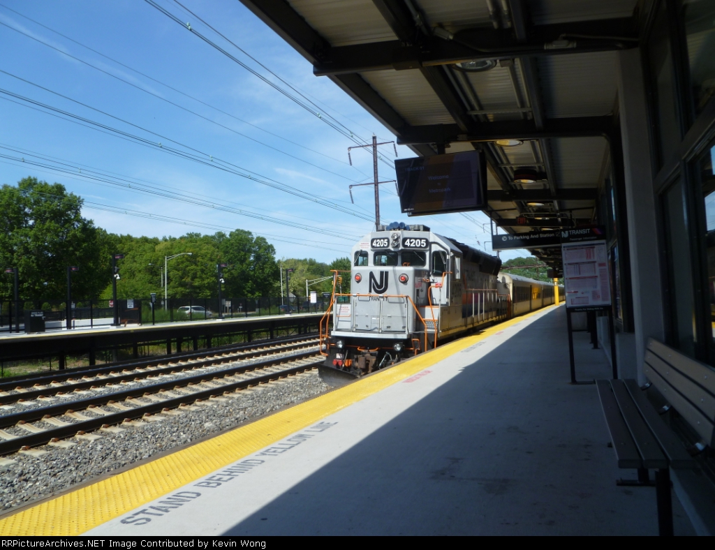 GP40PH-2B 4205 trails a Atlantic City Line deadhead